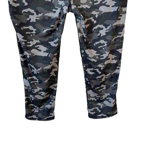 FABLETICS Women's Camo Cropped Capri Workout Leggings Green Gray - Picture 6 of 7